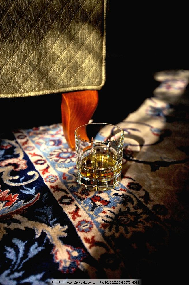 酒杯 红酒杯 玻璃板 艺术品 尊贵 豪华 典雅 欧式装修 豪华装修