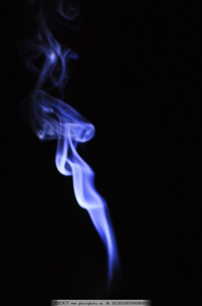 烟雾 香烟 蓝色烟 背景黑色的烟 像女人的烟雾