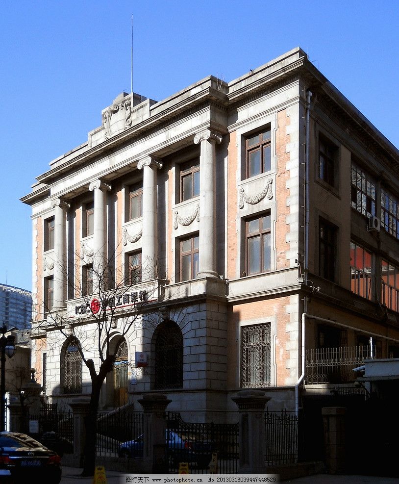 天津解放北路四行储蓄会旧址 建筑景观 风貌建筑 西洋建筑 古典主义 古典主义风格 欧式建筑 建筑装饰 装饰艺术 外檐装饰 罗马柱 拱形门窗 铁艺 铁艺围栏 金融机构 储蓄会 银行 旧址 天津历史风貌建筑 建筑摄影 建筑园林 摄影 300DPI JPG