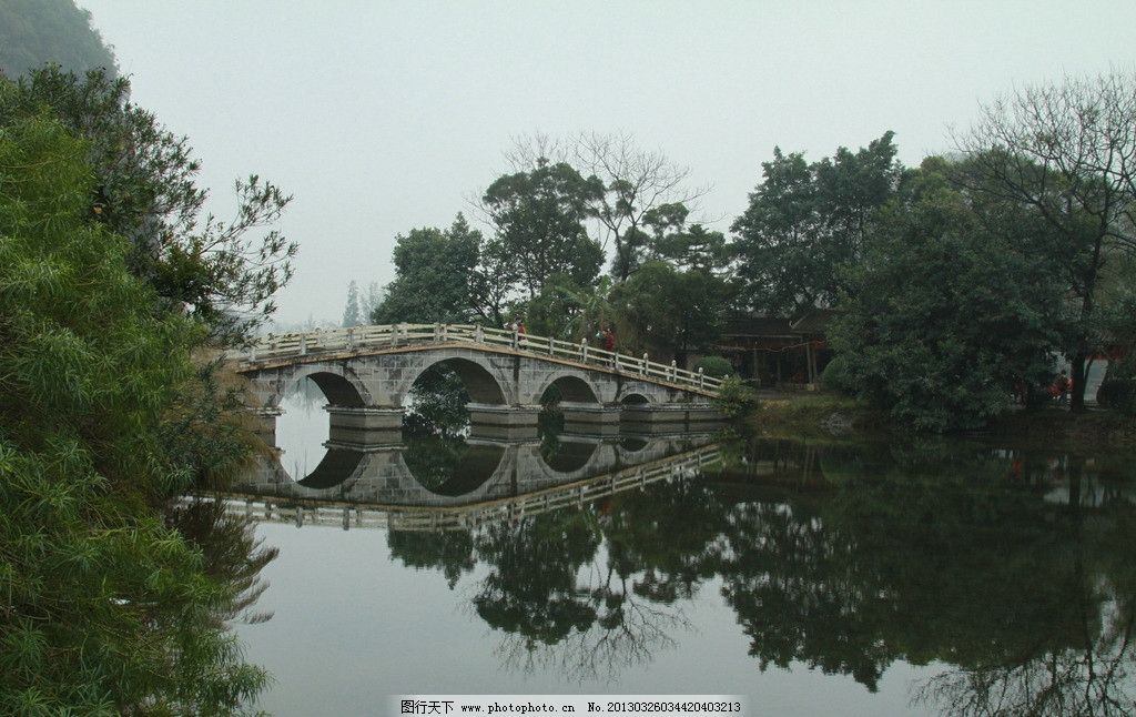 湖上石桥图片