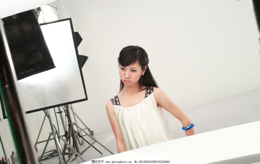 秦原,甘肃美女,中国传媒大学播音与主持艺术学院毕业,浙江卫视主持人,美女明星,娱乐,休闲,时尚,白色连衣裙,长发,耳坠,手镯,性感,搞笑,青春,靓丽,可爱,写真,明星偶像,人物图库,摄影,72DPI,JPG